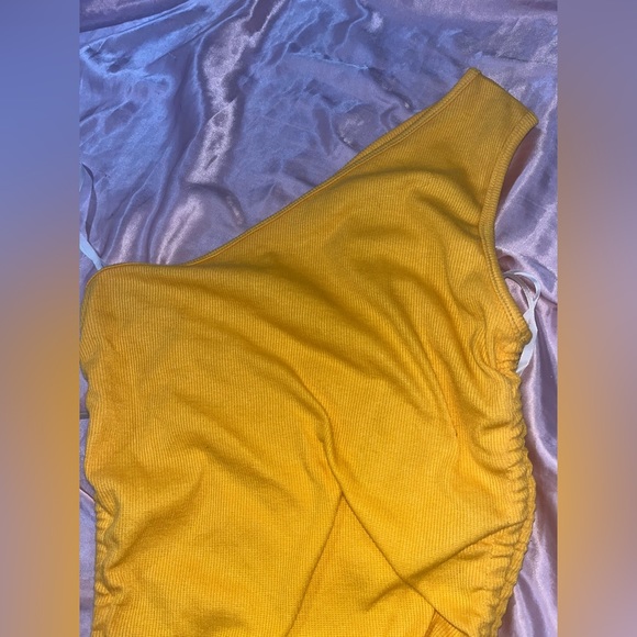 yellow dress - Picture 3 of 3